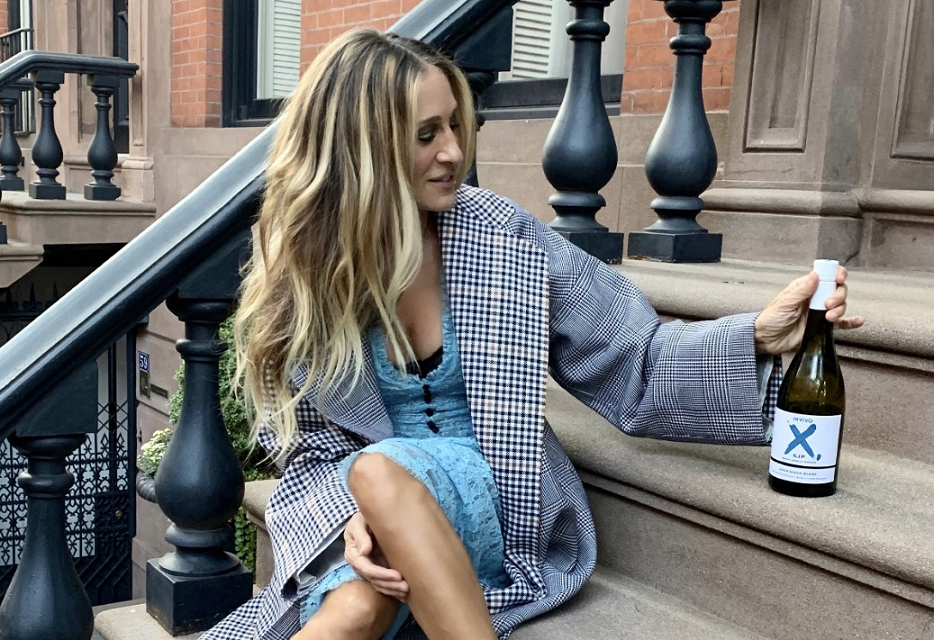 Sarah Jessica Parker sitting on footsteps with Invivo X wine